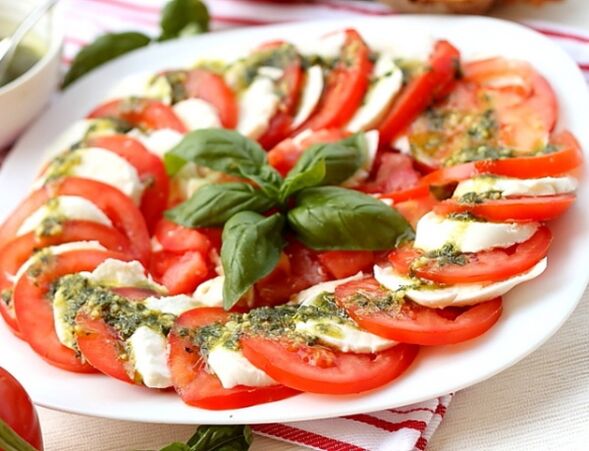 Caprese est un excellent apéritif pour ceux qui suivent un régime méditerranéen.