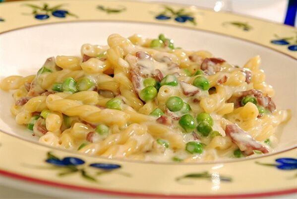 En suivant le régime méditerranéen, vous pouvez cuisiner des pâtes copieuses aux petits pois