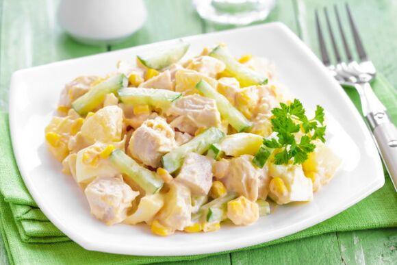 Salade d'été - un plat léger et insolite au menu du régime méditerranéen