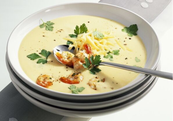 Un déjeuner diététique méditerranéen peut comprendre de la crème de fromage et une soupe de fruits de mer.